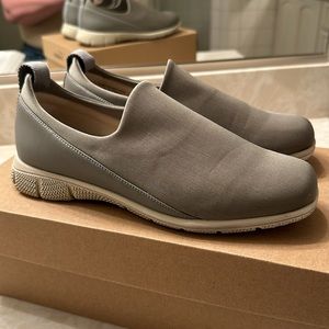 Trotters Ultima Slip on Sneaker 7.5 M